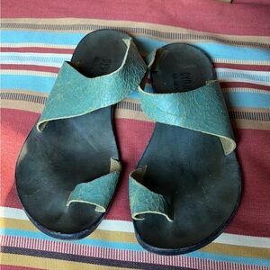 Cydwoq green crackled 6 or 46Toe-Ring Sandals